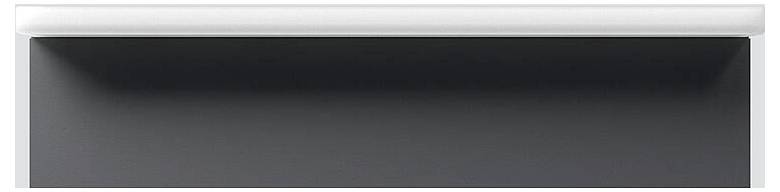 Deckenmontageleuchte mit rechteckiger Form und mattiertem Glasschirm, die diffuse Beleuchtung spendet. Erscheint in einem modernen Interieur.