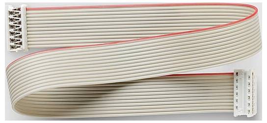 Ein flaches graues Bandkabel mit mehreren Stiften an einem Ende und einem Stecker am anderen Ende, das für Verbindungen elektronischer Geräte verwendet wird.