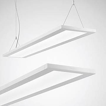 Rechteckige LED-Paneelleuchten, die an Kabeln von einer schlichten Wand aufgehängt sind.