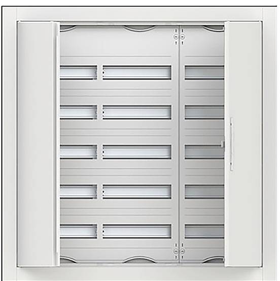 Ein leeres Elektroverteilerpanel mit Steckplätzen für Module, das vertikale und horizontale Linien aufweist, und eine hellgraue Abdeckung, die geschlossen werden kann.