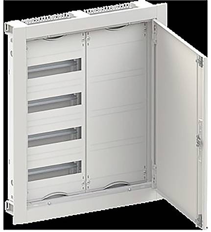 Ein Elektroverteiler mit offener Tür, die vier waagerechte Abschnitte für Leitungsschutzschalter zeigt. Das Gerät ist an der Wand montiert.