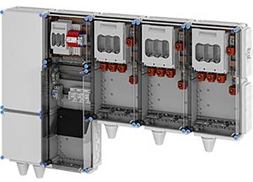 Industrielles Elektroverteilerpanel mit mehreren Fächern, Leistungsschaltern und Verdrahtungsverbindungen. Die geöffnete Ansicht zeigt interne Komponenten.