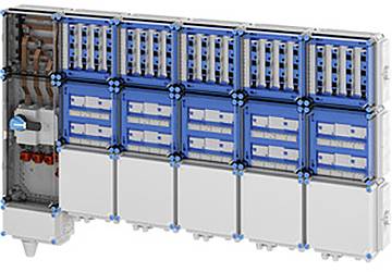 Eine Reihe von modularen, blau und weiß gestalteten Schaltschrankeinheiten, die nebeneinander verbunden sind und Leistungsschalter sowie Verkabelungskomponenten aufweisen.