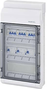 Ein weißes Elektroverteilerpanel mit transparenter Tür zeigt mehrere Leistungsschalter im Inneren, geeignet für Wohn- oder Gewerbenutzung.