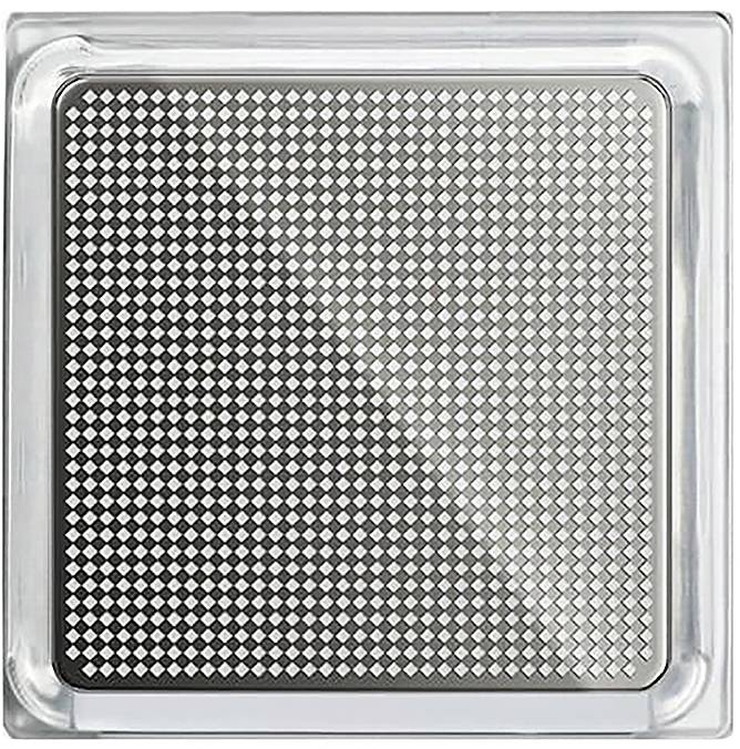 Ein quadratisches Makeup-Kompakt mit einem karierten Muster auf dem Deckel, das Schattierungen von Silber und Schwarz aufweist.