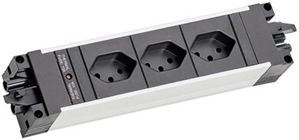 „Drei schwarze quadratische Steckdosen mit Erdung, auf einer metallischen Leiste montiert mit einer sichtbaren roten Betriebsanzeigeleuchte.