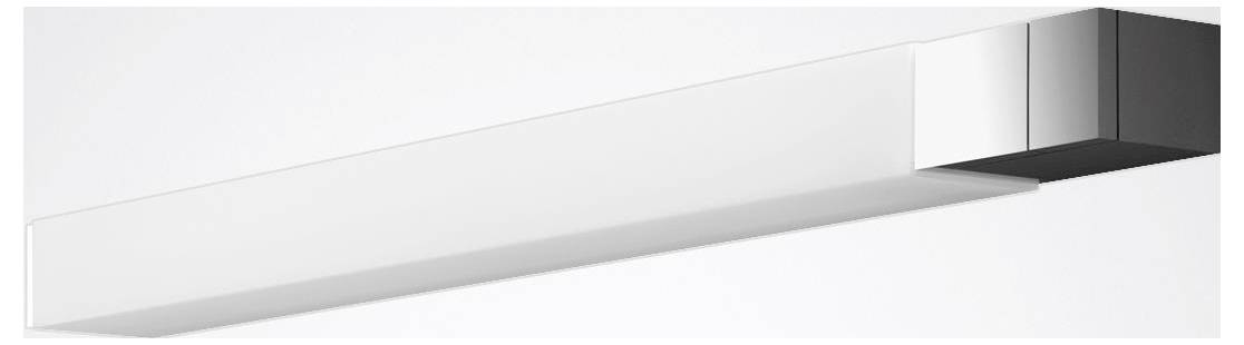 Ein schlankes, rechteckiges LED-Deckenleuchte in minimalistischem Design mit weißem Gehäuse und Chromenenden, angebracht vor weißem Hintergrund.