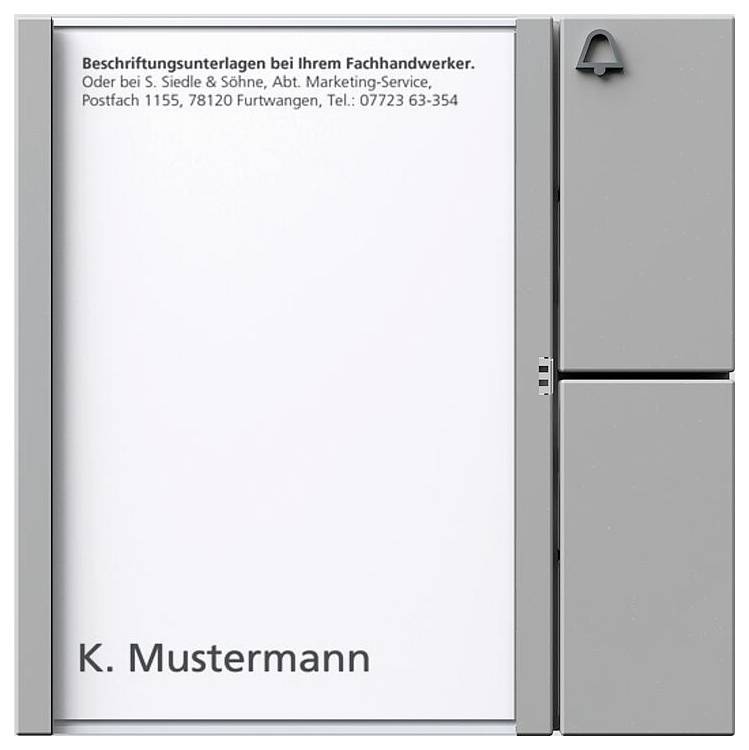 Grau gestrichenes Türklingelfeld mit dem Namen 