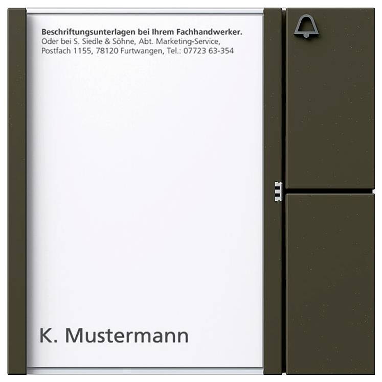 Ein braunes Türklingelschild mit einem weißen Namensschild mit der Aufschrift „K. Mustermann
