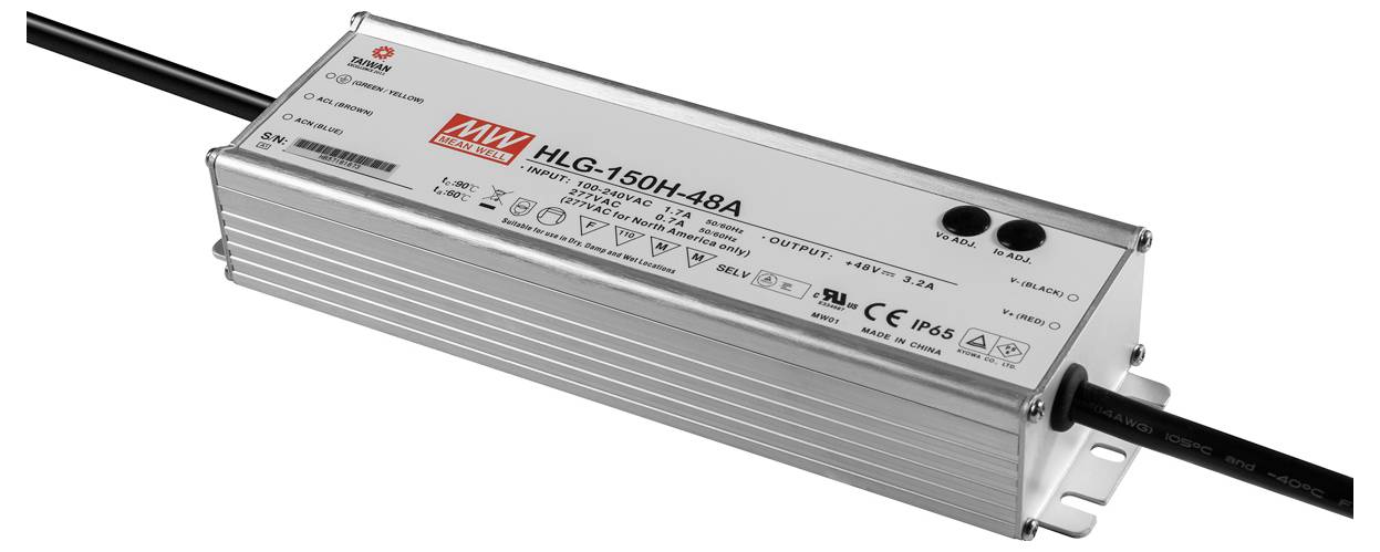 Ein silberner rechteckiger LED-Treiber mit schwarzen Kabelanschlüssen an beiden Enden, mit der Bezeichnung HLG-150H-48A, der Ein-/Ausgabedetails und Sicherheitszertifizierungen anzeigt, IP65-bewertet.