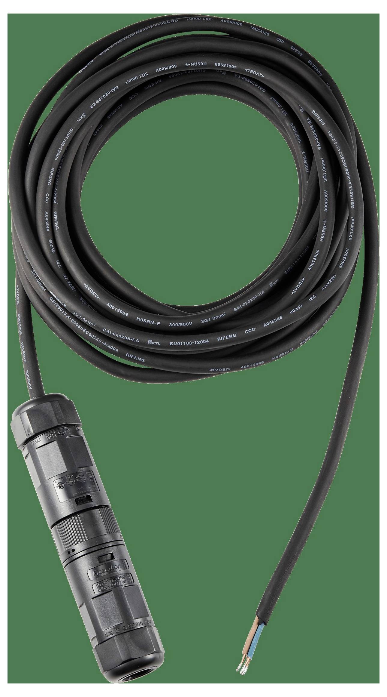 Ein schwarzes Stromkabel mit einem zylindrischen Stecker an einem Ende und freigelegten Drähten am anderen Ende, aufgerollt auf grünem Hintergrund.