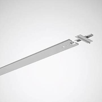 Ein Metallstanzteile-Puzzleteil mit gerader Kante, entworfen mit T-förmiger Erweiterung, isoliert auf neutralem Hintergrund.