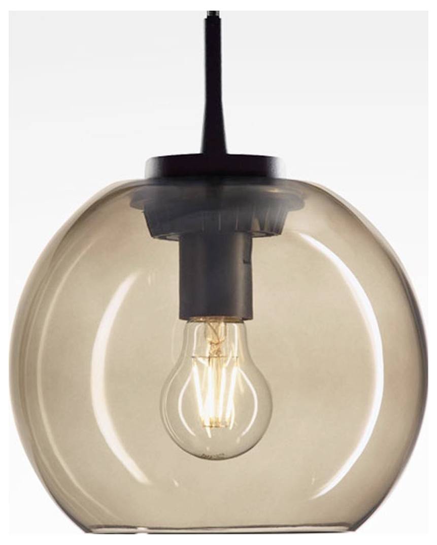 Eine moderne Pendelleuchte mit einer klaren Glaskugel, die eine sichtbare Glühfadenlampe umhüllt, hängend von einer schwarzen Befestigung.