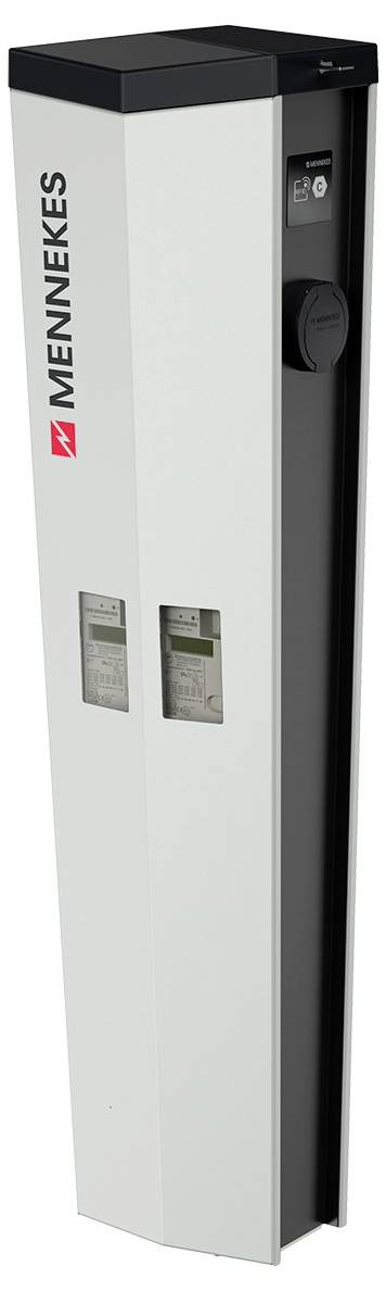 Eine Elektrofahrzeug-Ladestation von MENNEKES mit schlankem vertikalem Design und sichtbaren Stromanschlüssen, vermutlich zur Outdoor-Nutzung.