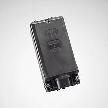 Ein schwarzes rechteckiges elektronisches Gerät mit beschrifteten Tasten auf der Vorderseite, möglicherweise ein Controller oder Schalter, vor einem einfachen Hintergrund.