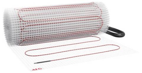 Person, die einen Staubsauger verwendet, um Wasser von einem Betonboden einer Garage neben einem weißen Auto zu entfernen.