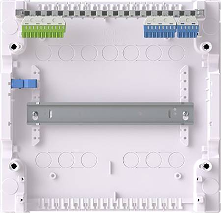 Weiße Elektroverteilertafel mit mehreren Anschlussblöcken in Grün und Blau mit einer Metallmontageschiene in der Mitte.