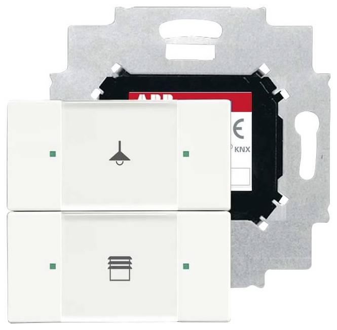 Ein aufgerolltes weißes gewelltes Abflussrohr mit Messingfittings an beiden Enden, wahrscheinlich für Sanitär- oder Entwässerungszwecke verwendet.