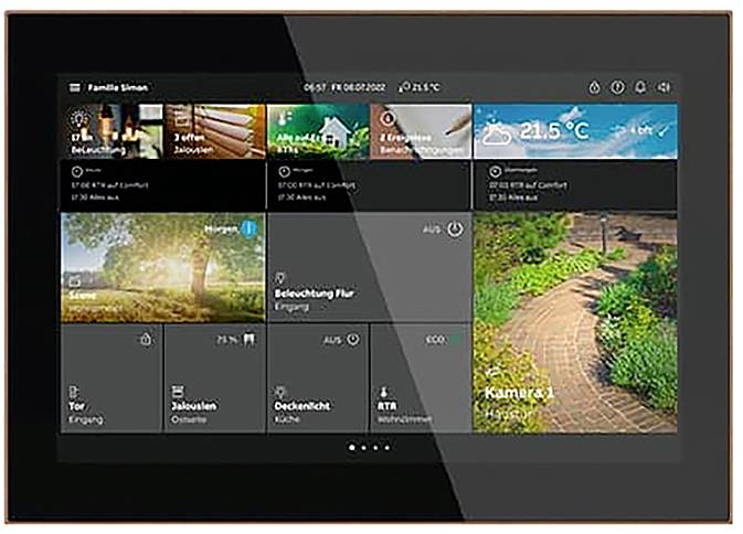 Ein Smart-Home-Kontrollfeld zeigt Temperatur, Beleuchtung, Wetter, Sicherheitskamera-Feed und Automatisierungsoptionen in einer Hauptschnittstelle an.