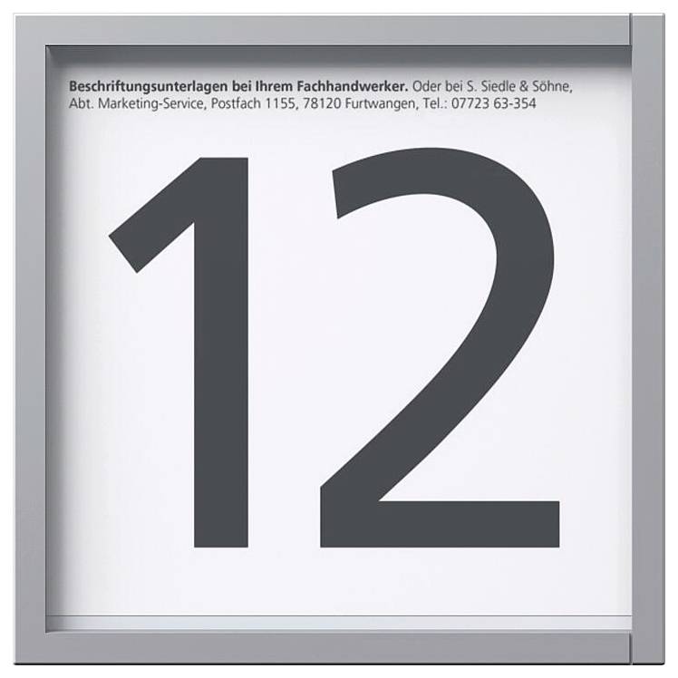 Das Bild zeigt ein graues, quadratisches Schild mit der Nummer '12' und Kontaktinformationen in deutscher Sprache oben, bezogen auf einen Marketingdienst.
