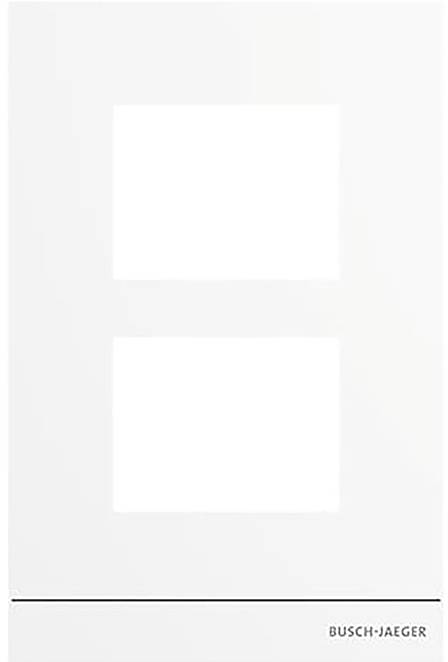 Eine weiße Abdeckplatte mit zwei rechteckigen Öffnungen, die für Steckdosen oder Schalter vorgesehen sind, mit der Beschriftung „Busch-Jaeger