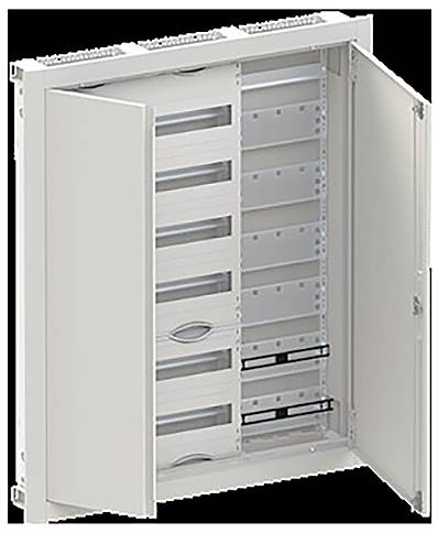 Ein offenes, an der Wand montiertes Metallnützlichkeitsschrank mit mehreren leeren Regalen und zwei Scharnierflügeltüren, konzipiert zur Organisation von elektrischen Komponenten.