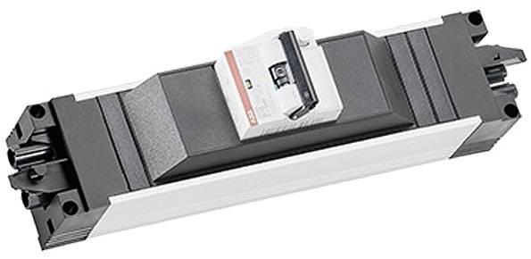 Ein rechteckiges, modulares elektrisches Bauteil mit schwarzer Basis und einem zentralen Schalter mit rotem Etikett. Es scheint sich um einen Schutzschalter zu handeln.