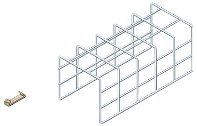 Eine Metallgitterstruktur mit sich kreuzenden Stäben und ein separates kleines keilförmiges Holzobjekt auf der linken Seite.