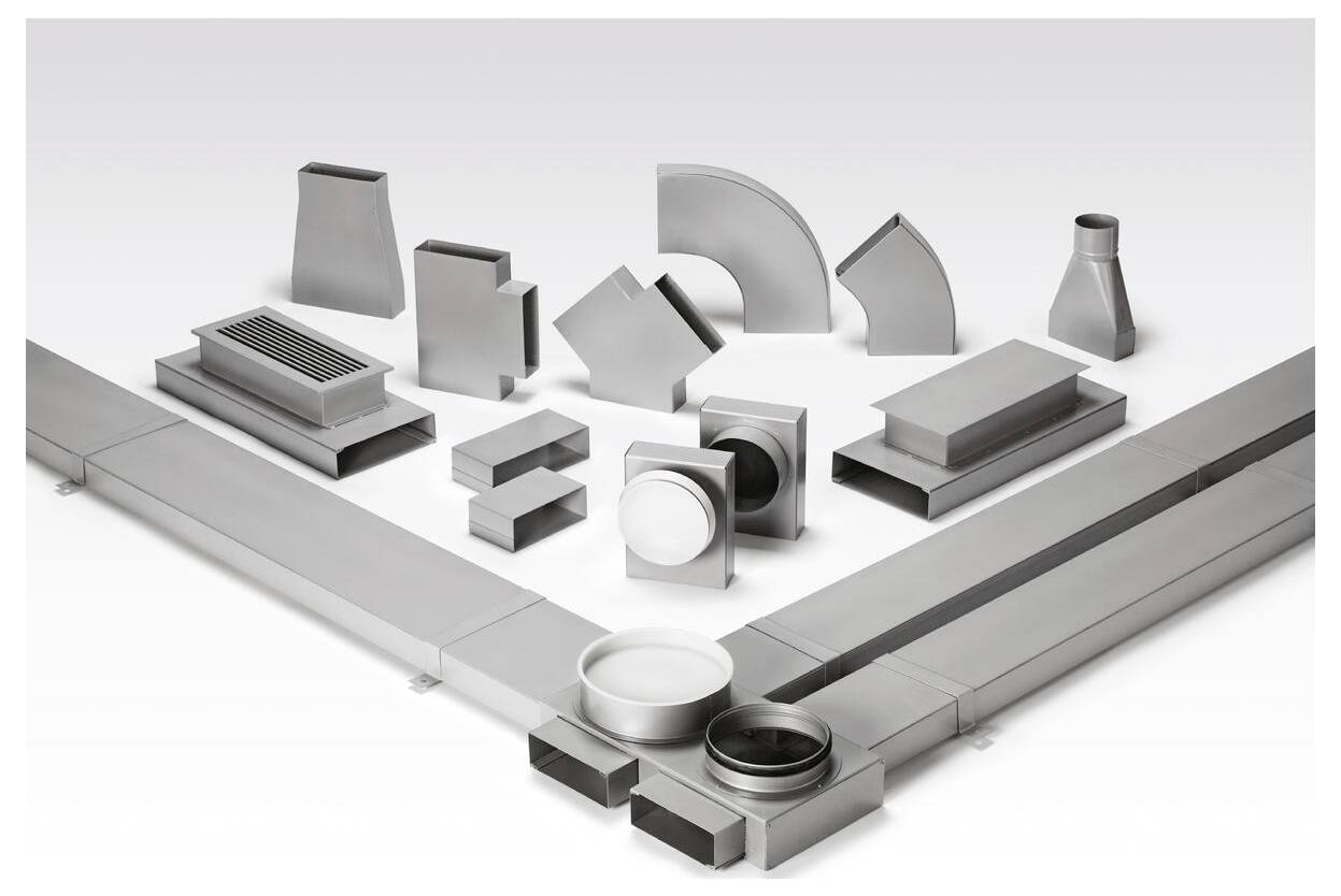 Verschiedene graue Lüftungskanäle in verschiedenen Teilen, einschließlich gerader und gekrümmter Abschnitte, werden auf einer hellen Oberfläche angezeigt.
