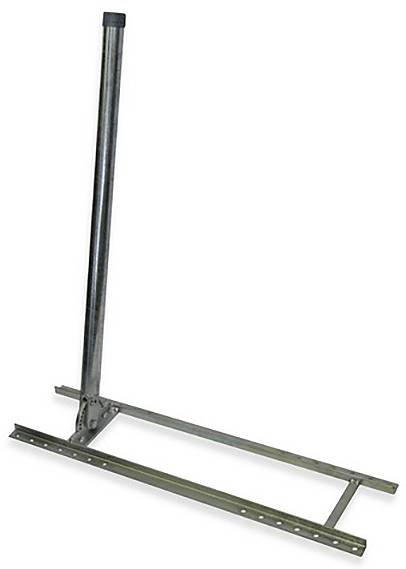 Metallrohr-Stützständer mit einem hohen senkrechten Schaft, der auf einem horizontalen Sockel montiert ist, wird zur Unterstützung von Dacheindeckungsmaterialien während der Montage verwendet.