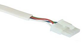 Eine Nahaufnahme eines weißen Kabels mit einem Kunststoffstecker, aus dem mehrfarbige Drähte in Rot, Grün, Weiß und Blau hervortreten.