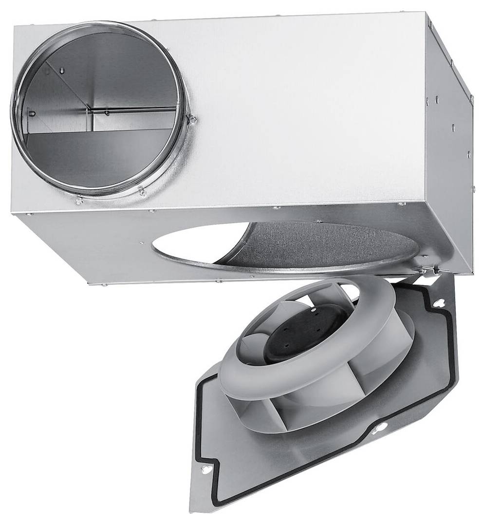 Ein Metallkanalbauteil mit einer offenen kreisförmigen Lüftungsöffnung und angefügtem Lüfter, das in Lüftungssystemen verwendet wird. Der Lüfter ist teilweise abgelöst.