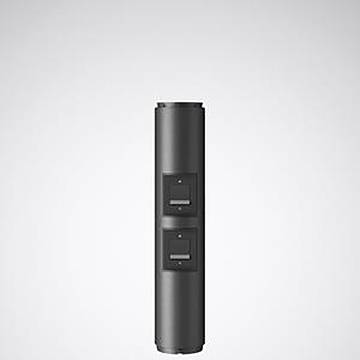 Ein hohes zylindrisches schwarzes Lautsprechergerät mit zwei sichtbaren Lautsprechergittern auf der Vorderseite, vor einem einfachen hellgrauen Hintergrund.