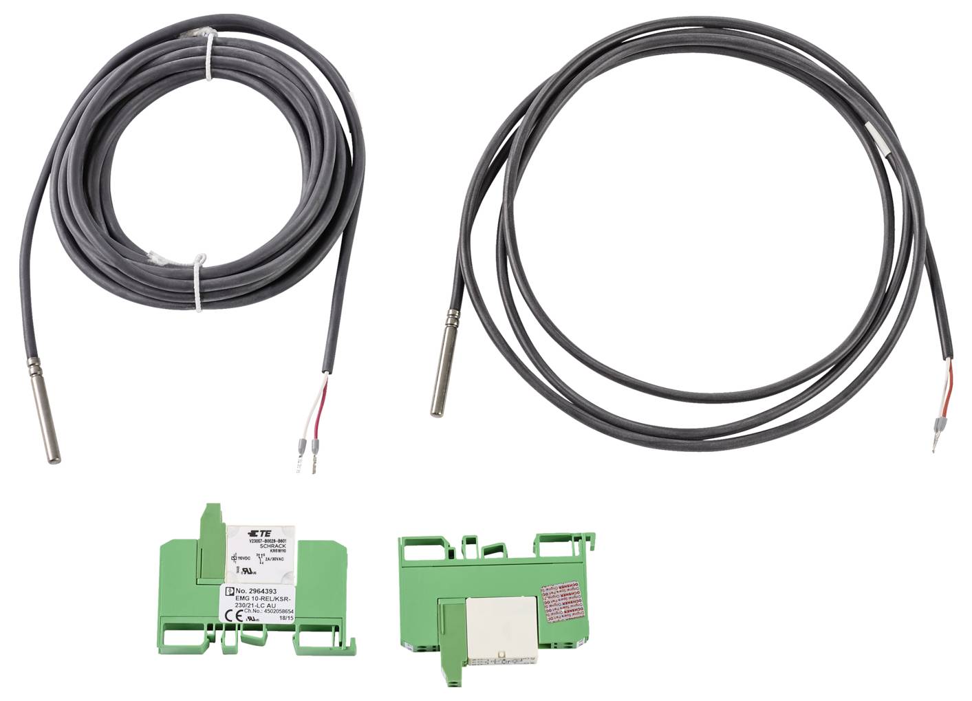 Ein Satz von elektrischen Komponenten, bestehend aus zwei Temperatursensoren mit Kabeln und einem grünen Schaltmodulboard, angeordnet auf weißem Hintergrund.