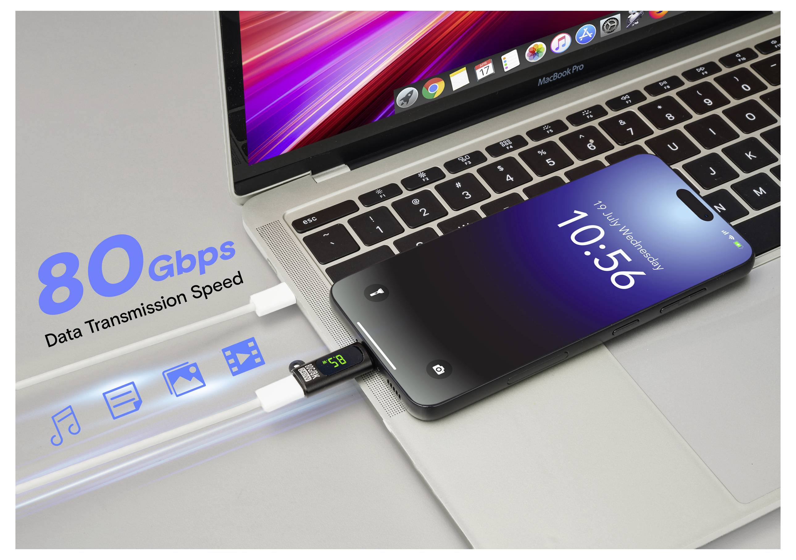 Laptop, über ein Kabel mit einem Smartphone verbunden, zeigt 