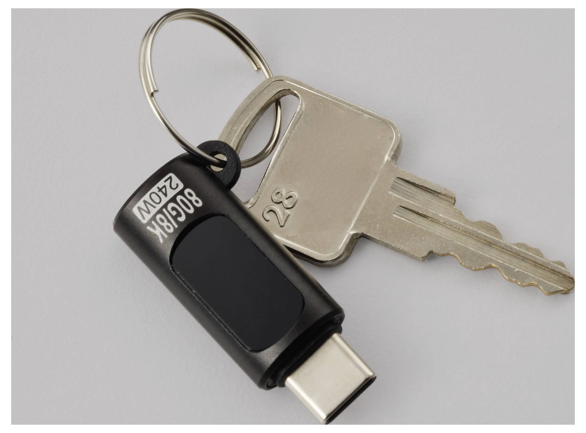 Ein USB-C-Speicherstick mit der Aufschrift „8068X 240W
