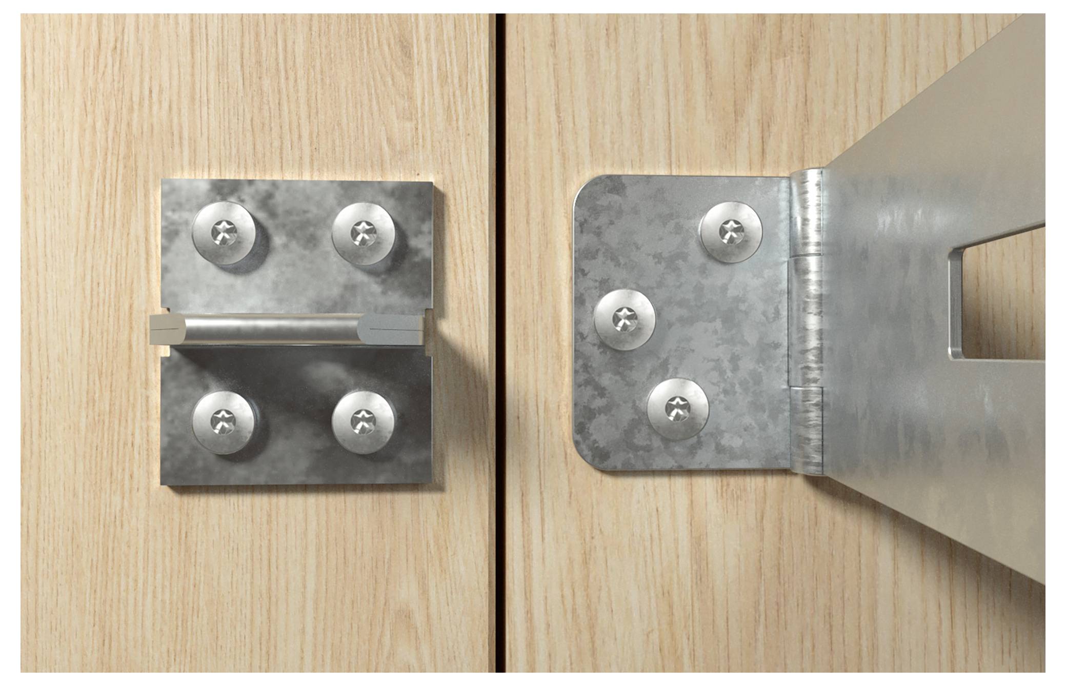 Nahaufnahme eines Metallschaniers und einer Schnappverriegelung an einer Holztür in heller Farbe, die die Hardwareverbindung zwischen zwei Paneelen zeigt.