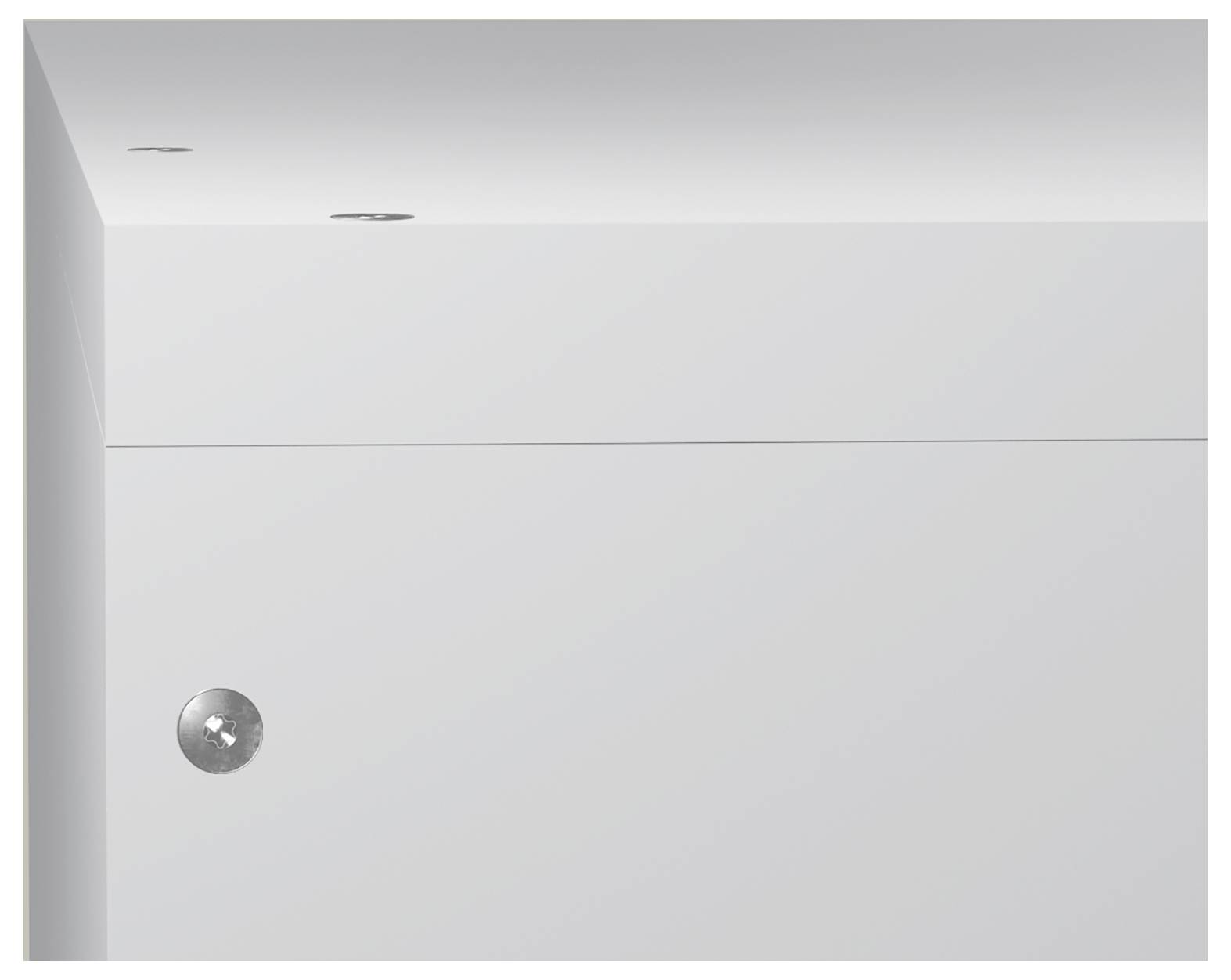 Minimalistische weiße Innenwand mit einer kleinen runden Chromleuchte auf der linken Seite und zwei eingelassenen Deckenleuchten darüber.