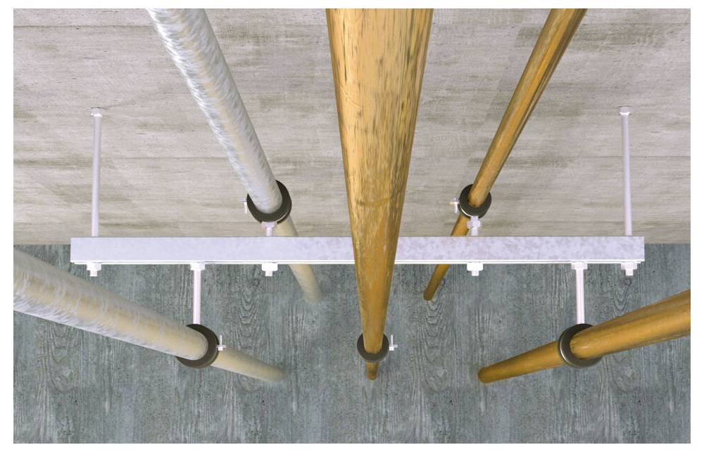 Mehrere zylindrische Holzpfosten hängen vertikal von einer Decke herab und sind durch eine horizontale Metallklammer verbunden.