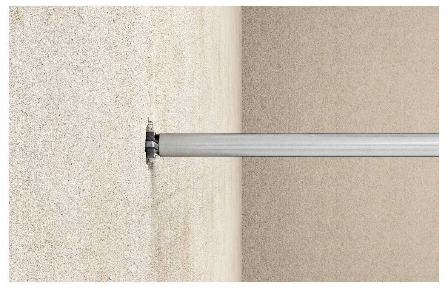 Ein Metallstab ist in einer beigen Wand befestigt und zeigt strukturelle Unterstützung oder Installation an. Die Textur der Wand ist leicht rau.
