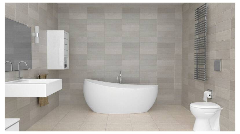 Modernes Badezimmer mit einer freistehenden Badewanne, einem wandmontierten Waschbecken und einer Toilette. Helle Fliesen und elegante Armaturen schaffen ein minimalistisches Aussehen.