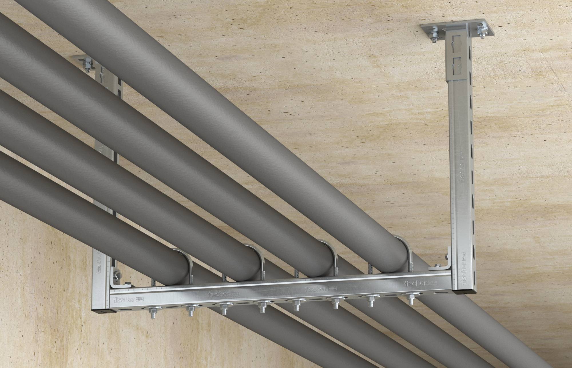 Drei große graue Rohre verlaufen diagonal durch eine Metallstützklammer, die an einer Betondecke befestigt ist.