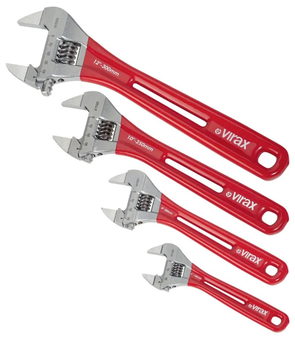 Satz aus vier roten verstellbaren Virax-Schraubenschlüsseln in verschiedenen Größen, diagonal auf weißem Hintergrund angeordnet.