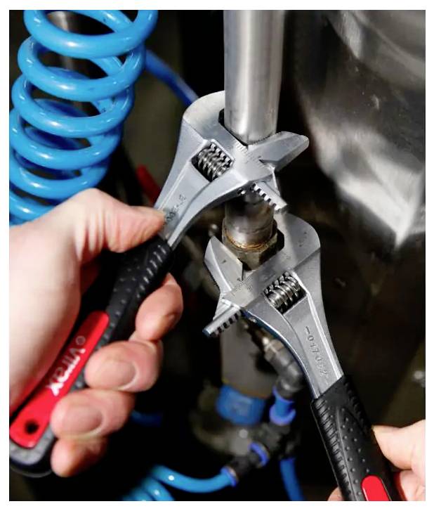 Nahaufnahme eines Metallrohr-Biegungswerkzeugs mit angebrachten Kupferrohren, das zum Biegen von Rohren mit kleinem Durchmesser verwendet wird.