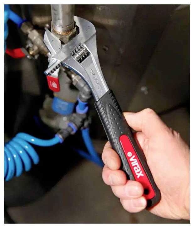 Zwei gerippte Metallrohrverbindungsstücke in verschiedenen Größen, jedes mit einer schwarzen konischen Einsatzstücke innen und einem roten 