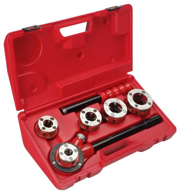 Rotes Werkzeugkoffer mit vier runden Metallmatrizen und zwei schwarzen Griffschlüsseln zum Gewindeschneiden von Rohren.