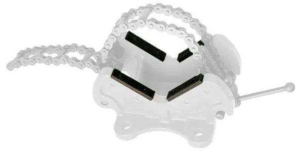 Weißes Kunststoff-Mechanikergerät mit ineinandergreifenden Kettenschleifen und einem Seitenbügel, in Nahaufnahme vor neutralem Hintergrund gezeigt.