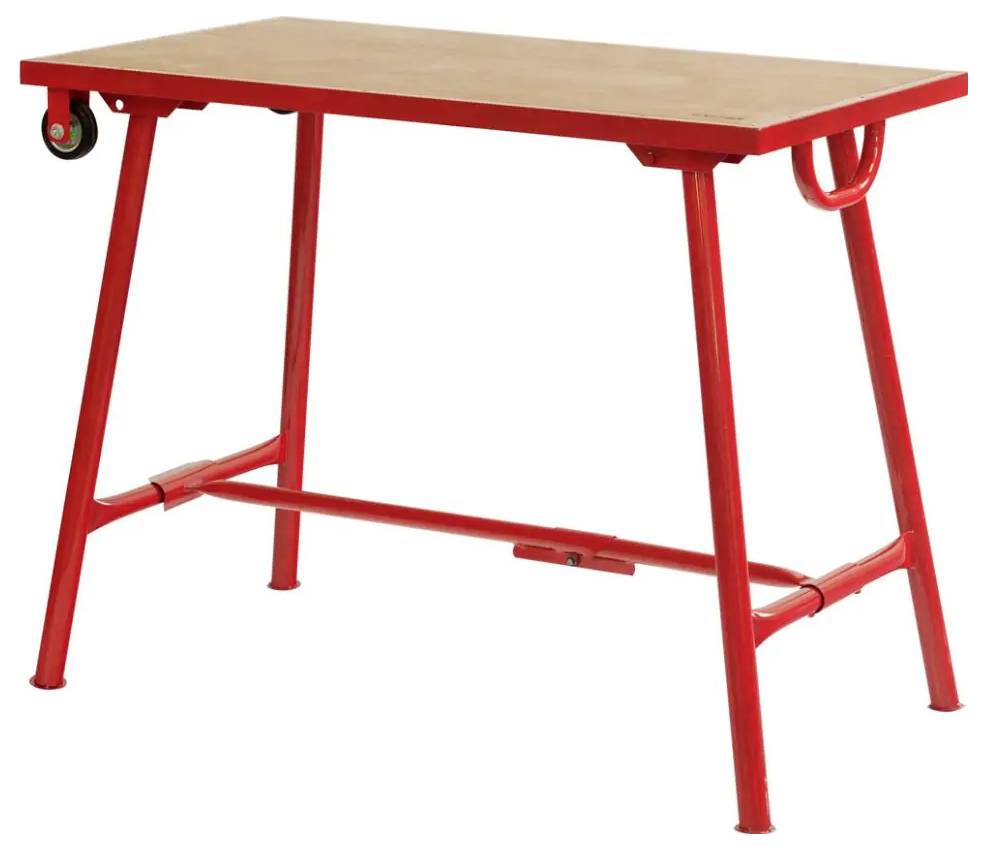Rote Werkbank mit einer Arbeitsplatte aus hellem Holz, Beinen aus Rohrmaterial und einem kleinen Rad an einer Ecke, isoliert auf weißem Hintergrund.