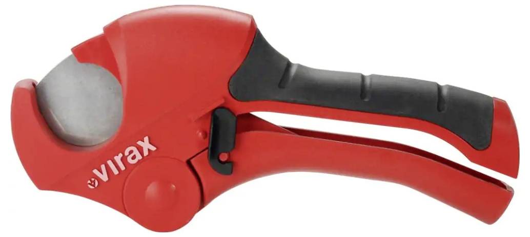 Rotes und schwarzes Virax-Rohrverschneidungswerkzeug mit gekrümmtem Griff und Klingengehäuse auf weißem Hintergrund.