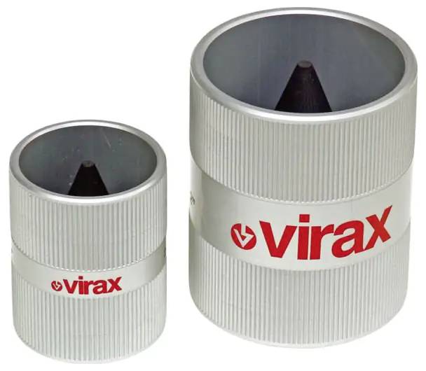 Zwei gerippte Metallrohrwerkzeuge verschiedener Größen mit der Marke 